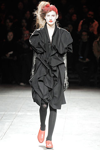 Vestido negro fruncido con volumen Yohji Yamamoto